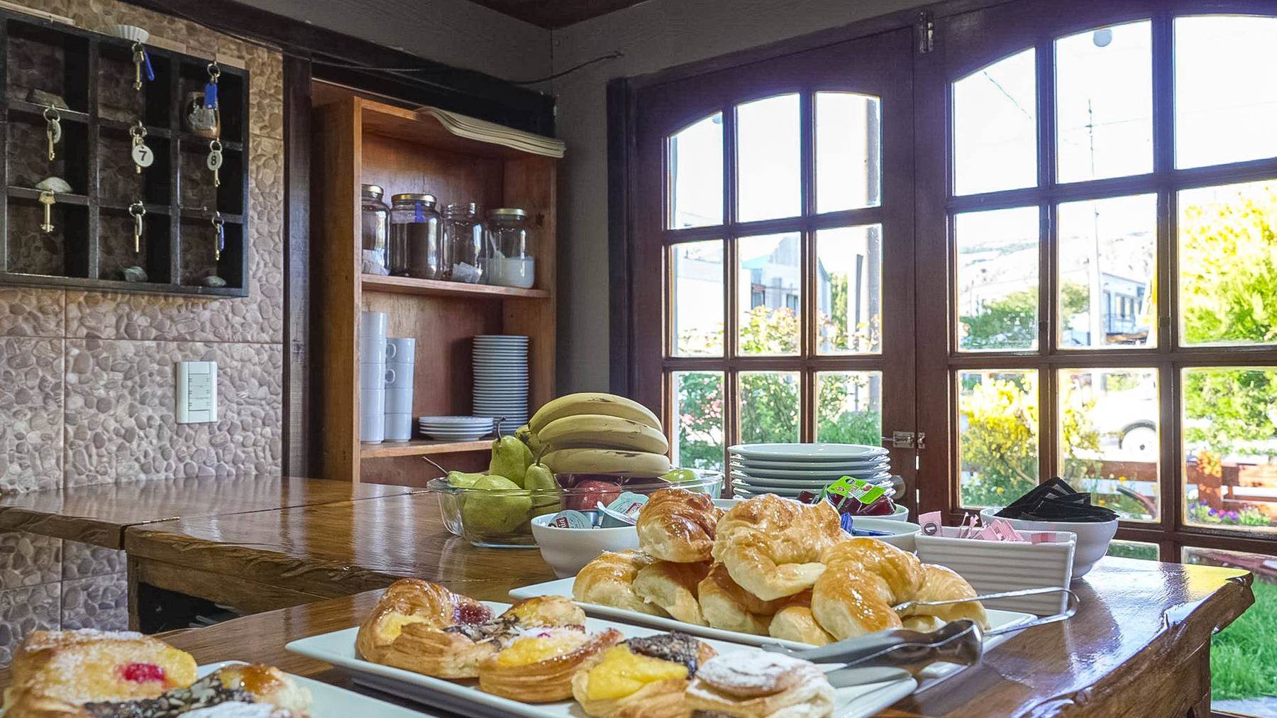 Frühstücksbuffet mit Gebäck und frischem Obst