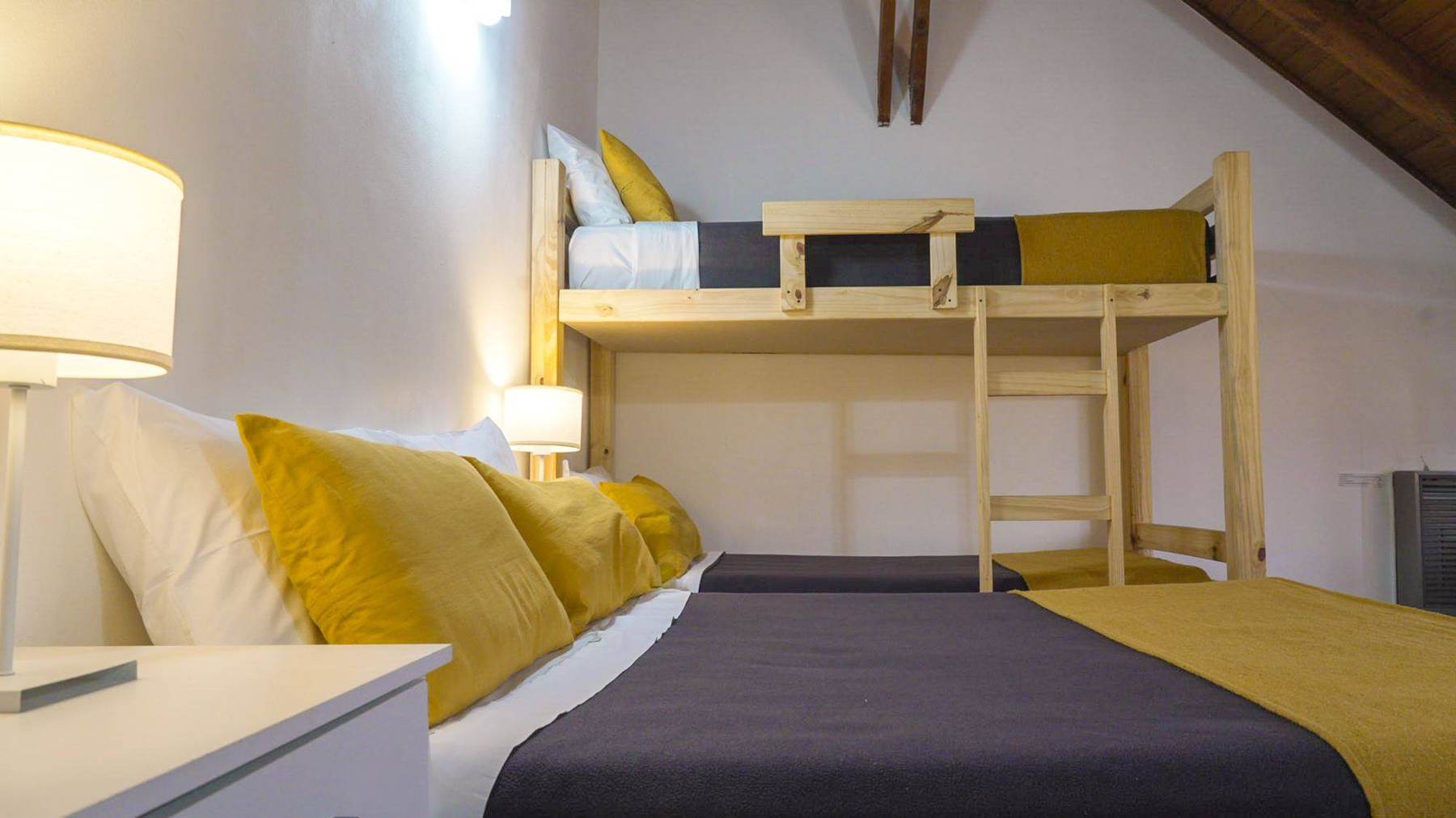 Zimmer mit Etagenbett unter Dachschräge