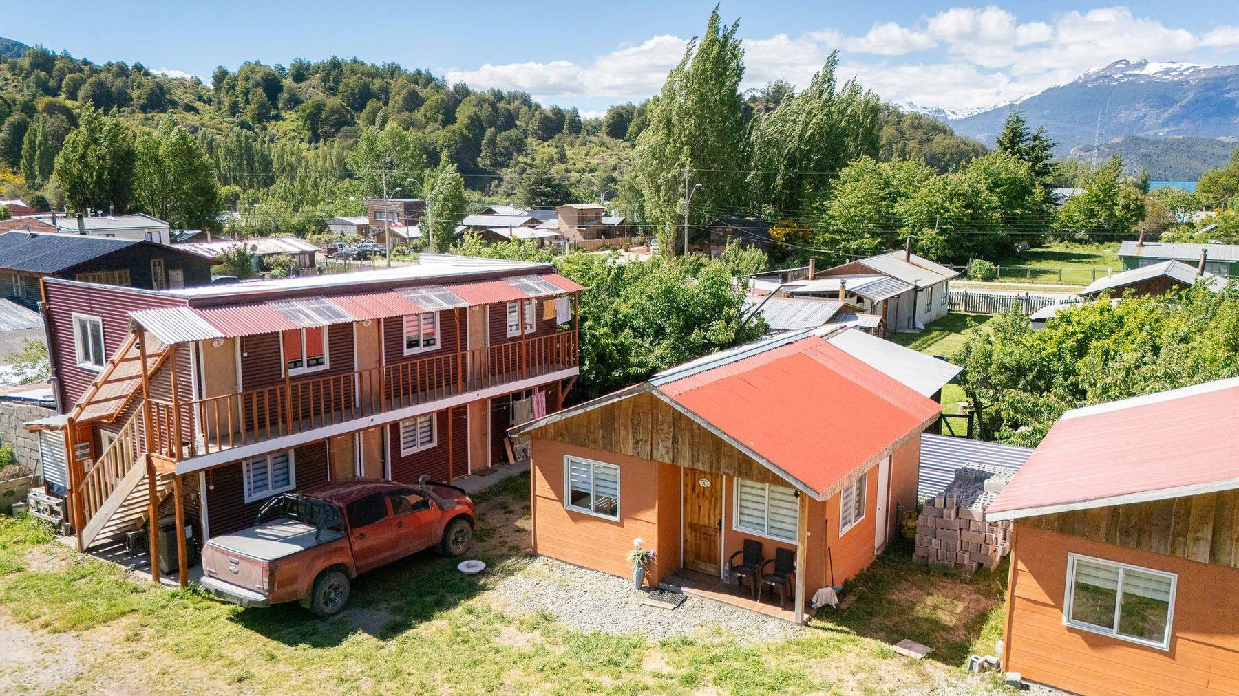 Eingangsbereich einer Unterkunft mit Holzfassade am Abend