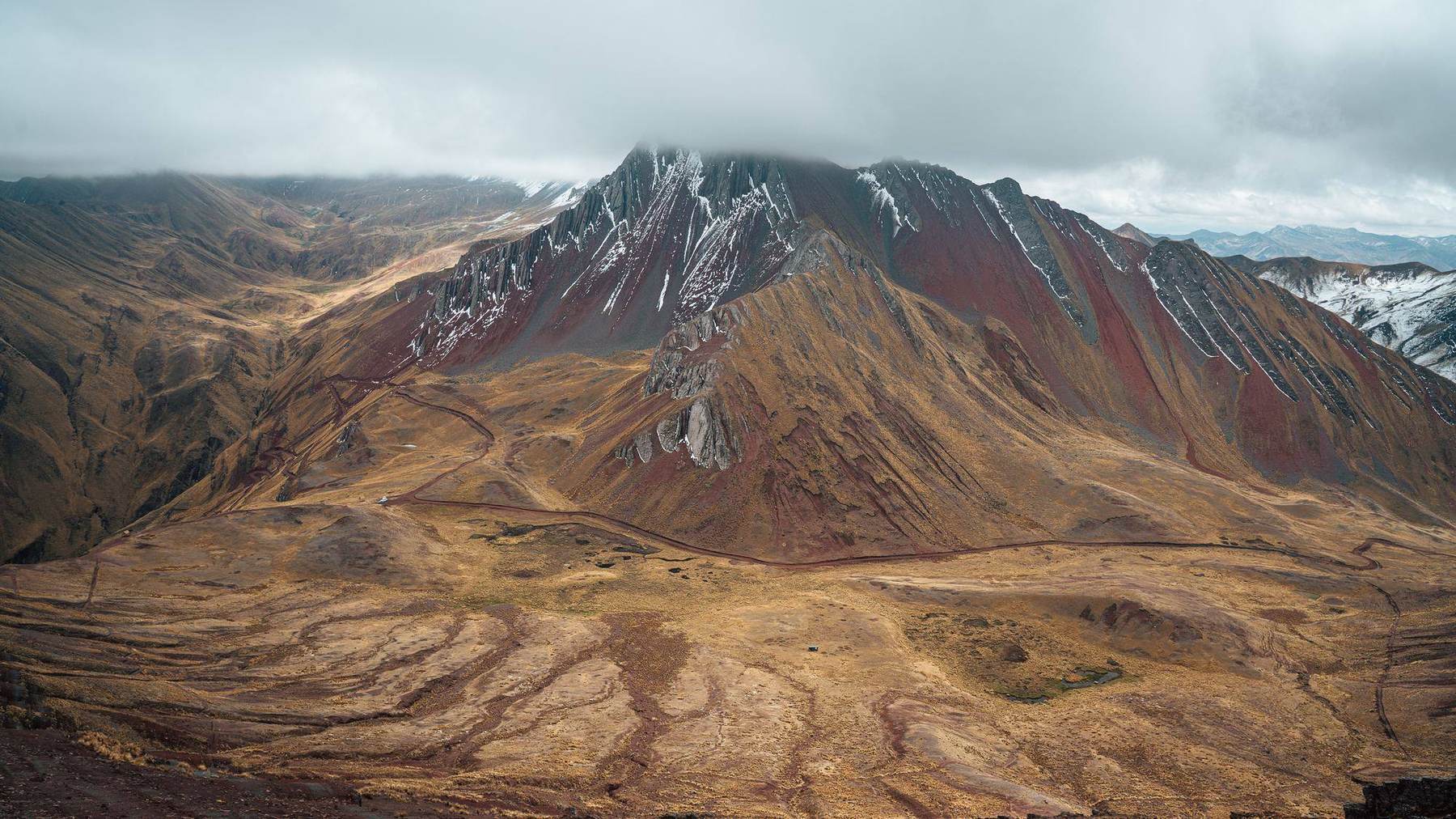 Farbige Bergkette bei Vinicunca, Peru, unter blauem Himmel