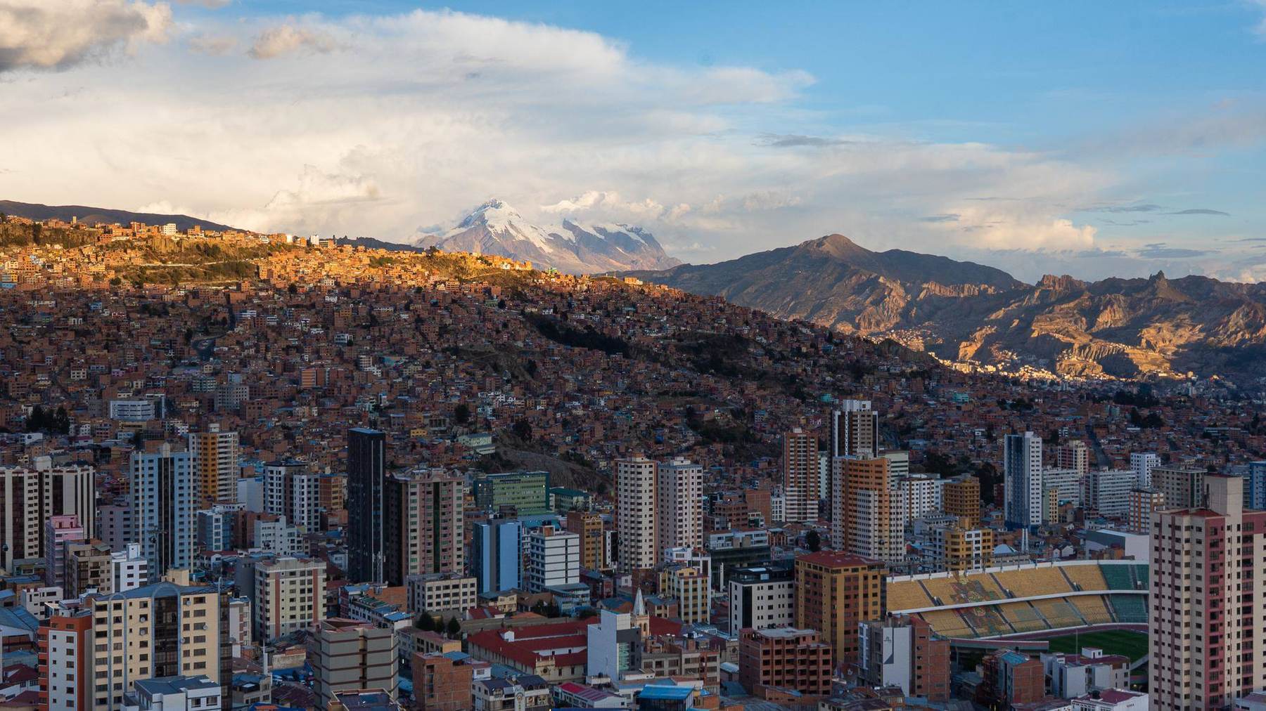 La Paz vor dem schneebedeckten Illimani im Abendlicht