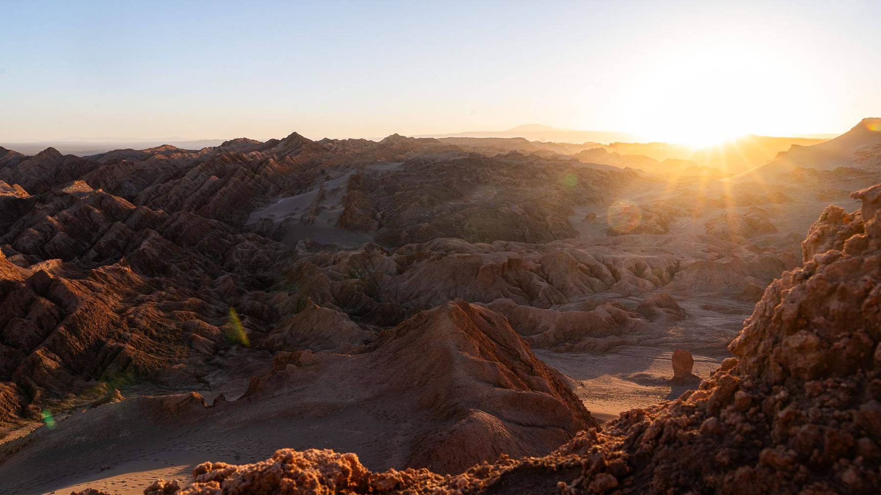 Sonnenuntergang über der Mondlandschaft im Valle de la Luna