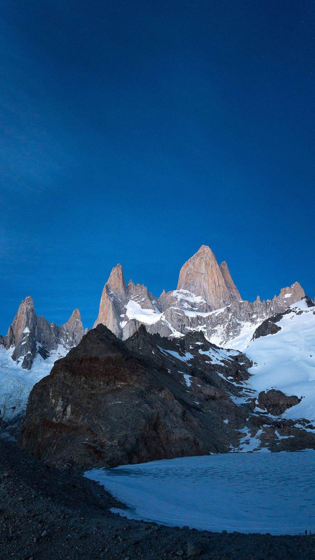 Das Fitz-Roy-Massiv in Patagonien in der Abenddämmerung