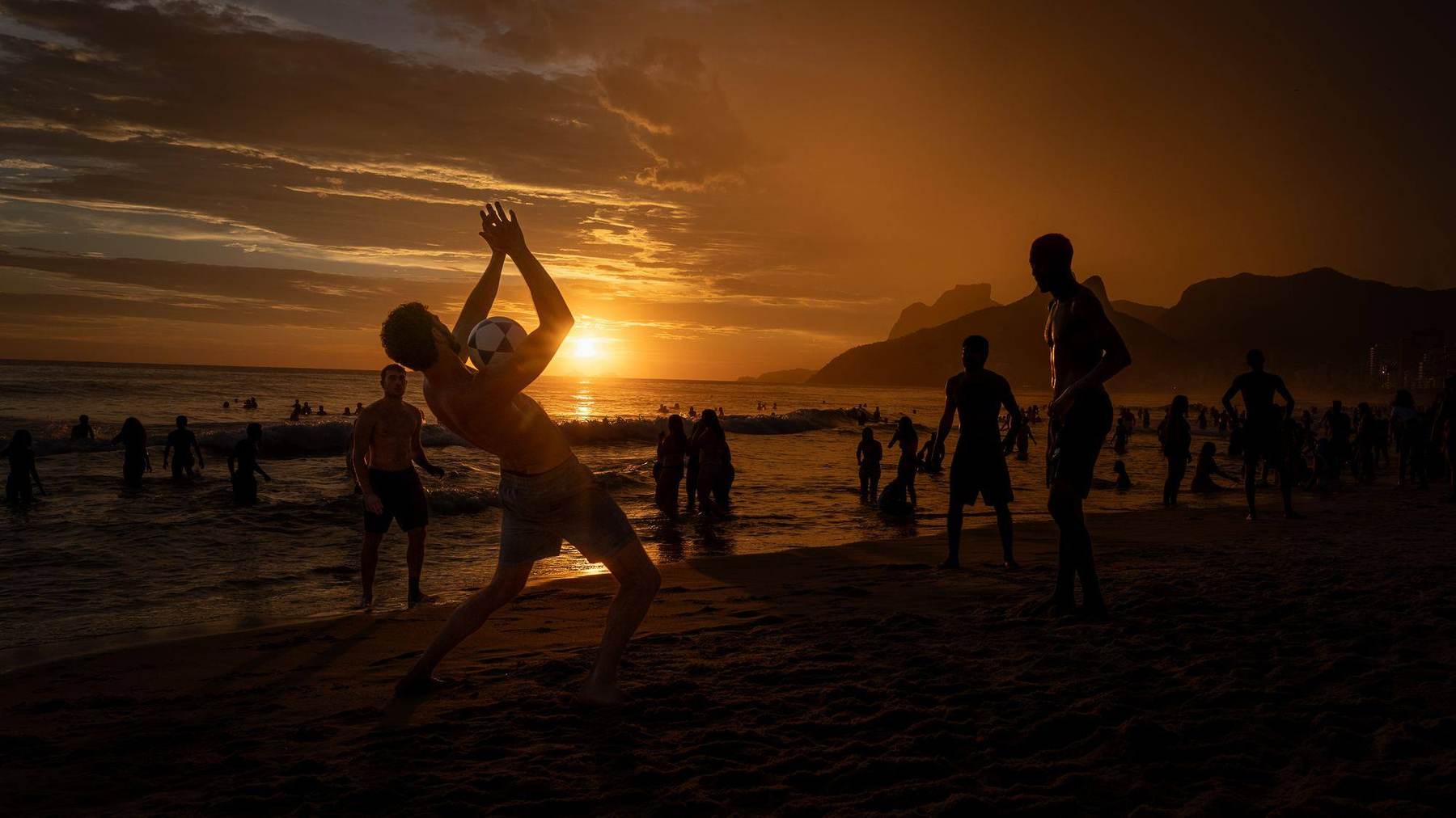 Strandfußball am Ipanema-Strand vor der untergehenden Sonne