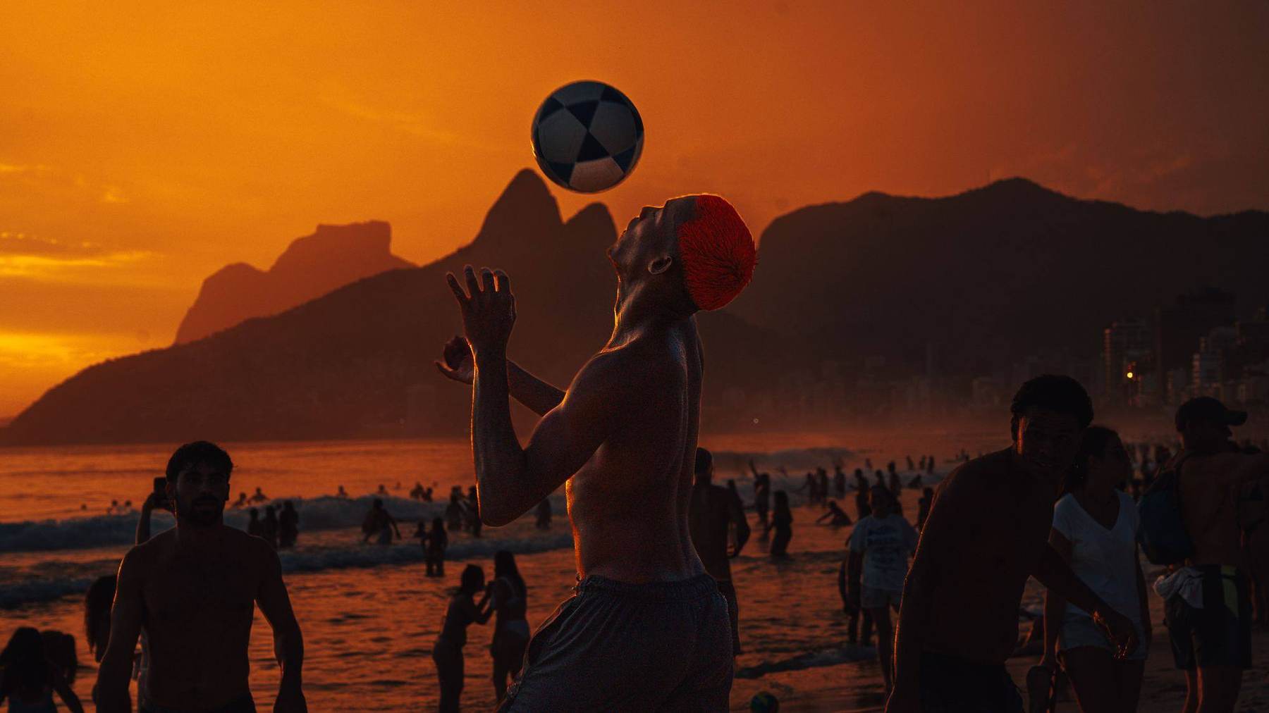 Kopfball im Gegenlicht am Strand von Ipanema, Rio de Janeiro