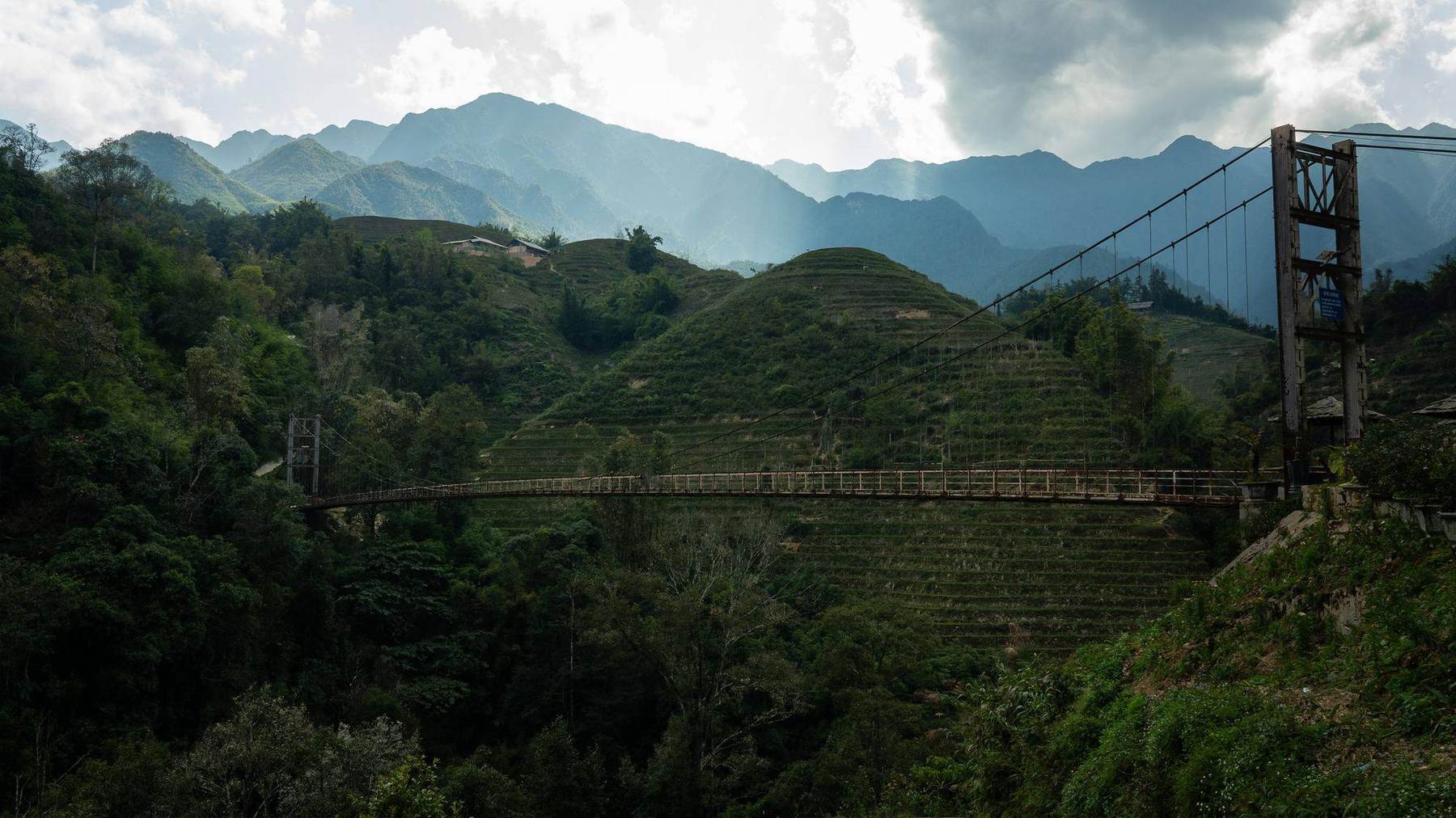 Hängebrücke über Reisterrassen bei Sapa, Vietnam