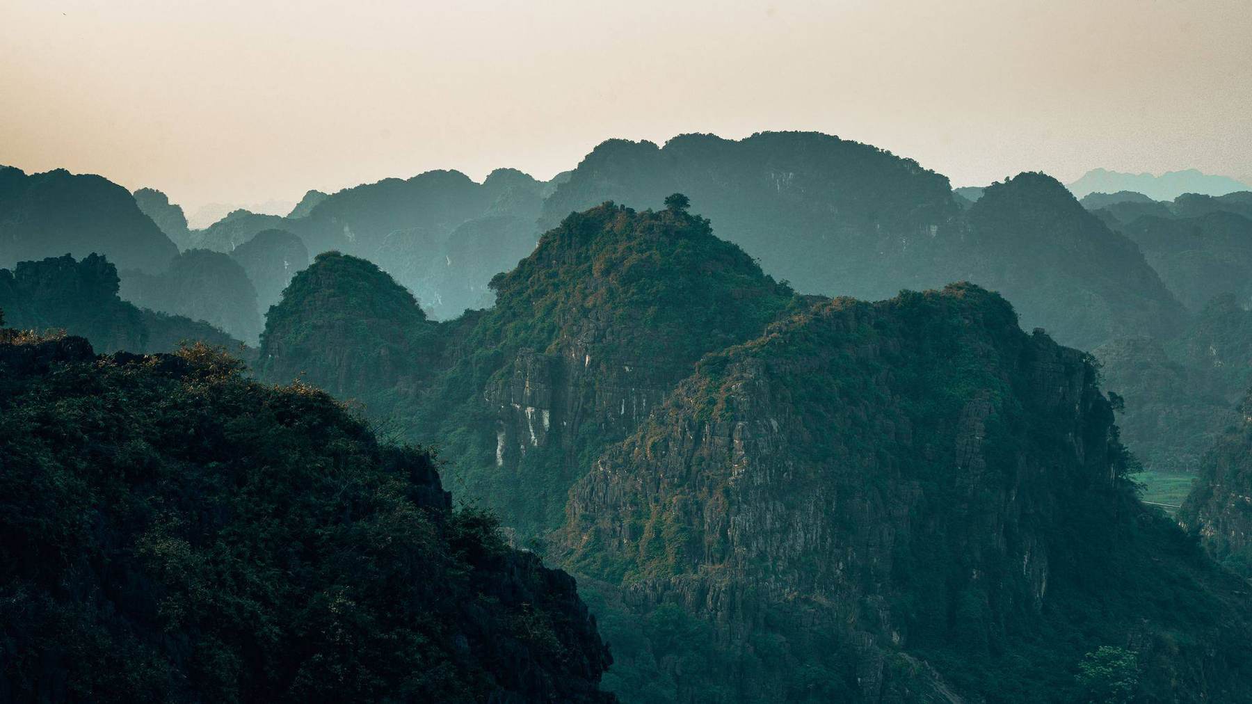 Nebelverhangene Karstberge bei Ninh Binh, Vietnam