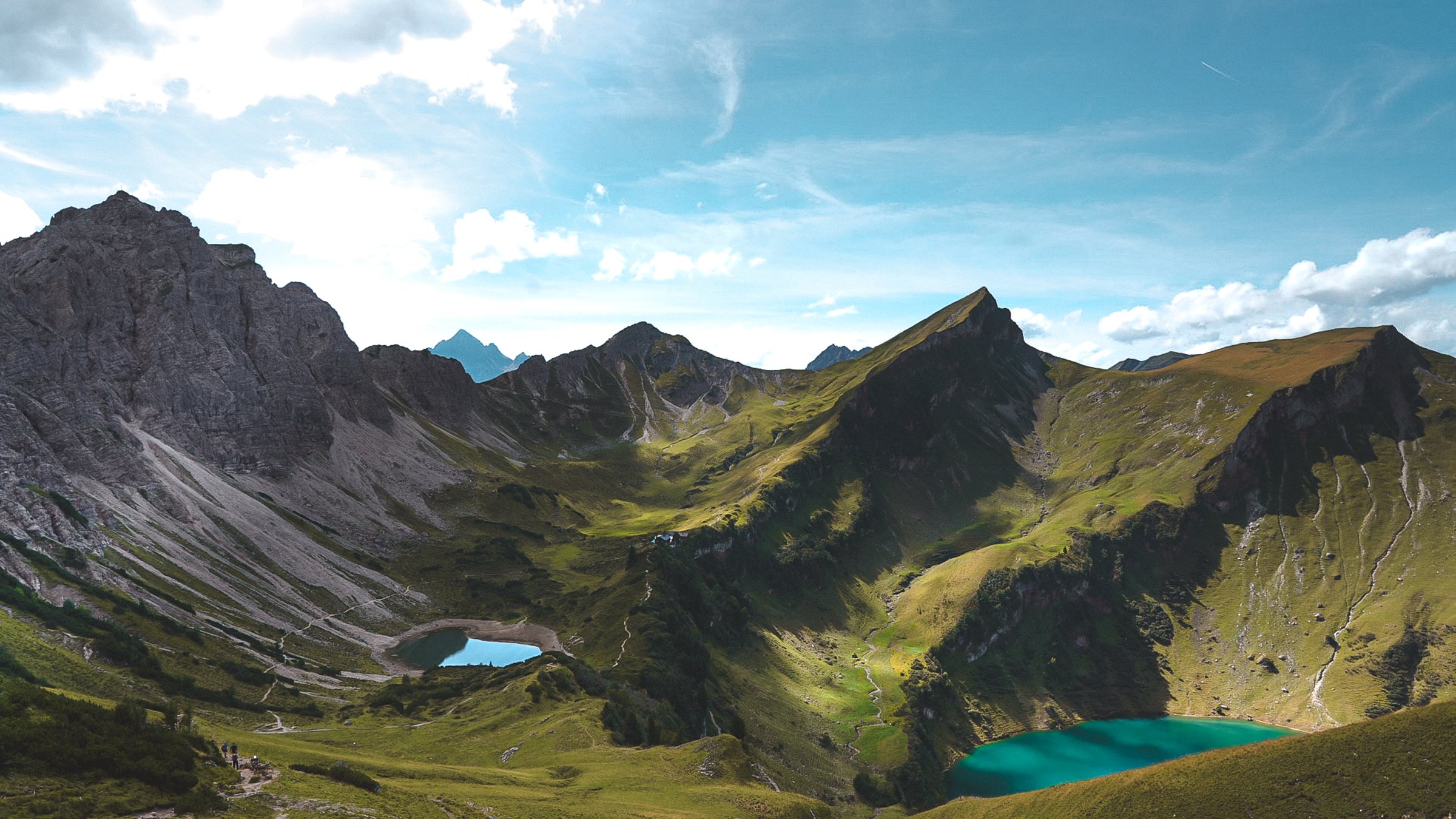 Zwei türkisfarbene Bergseen in den Allgäuer Alpen von oben