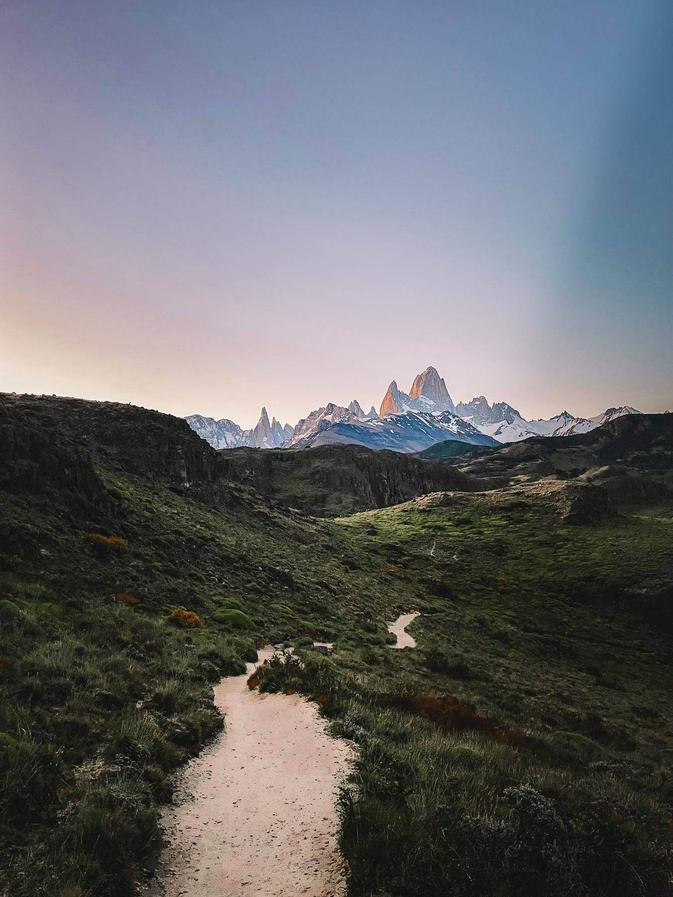 Pfad zum Fitz Roy in Patagonien im ersten Morgenlicht