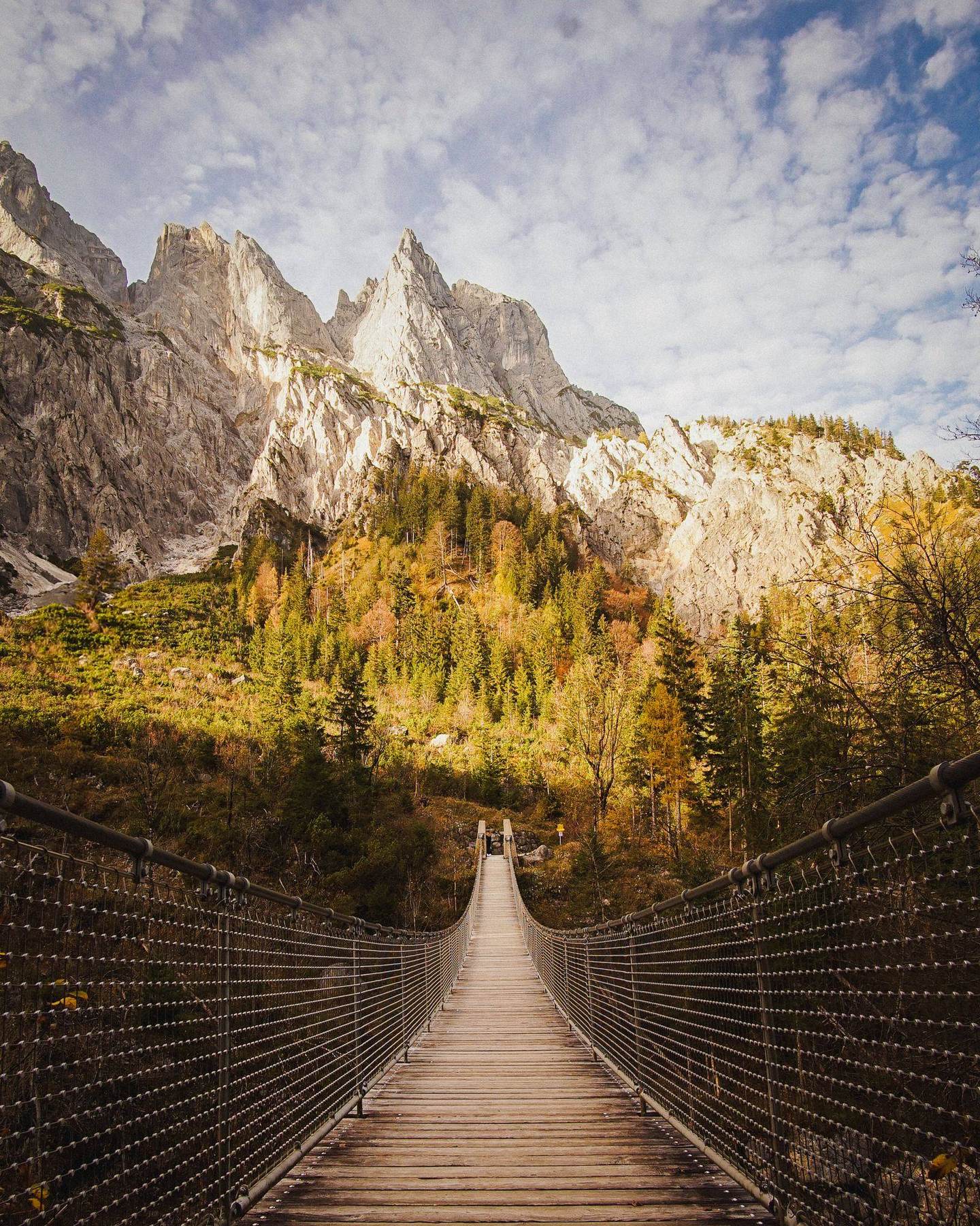Hängebrücke vor schroffem Gipfel im Gosaukamm