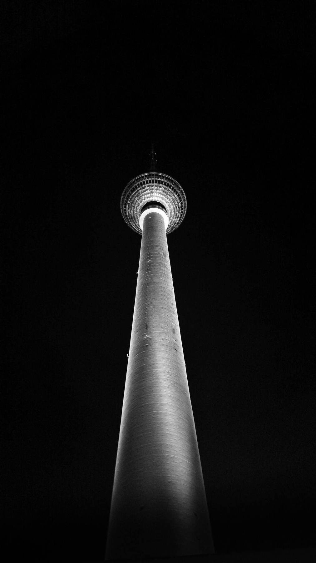 Fernsehturm von unten fotografiert, grafische Schwarz-Weiß-Aufnahme