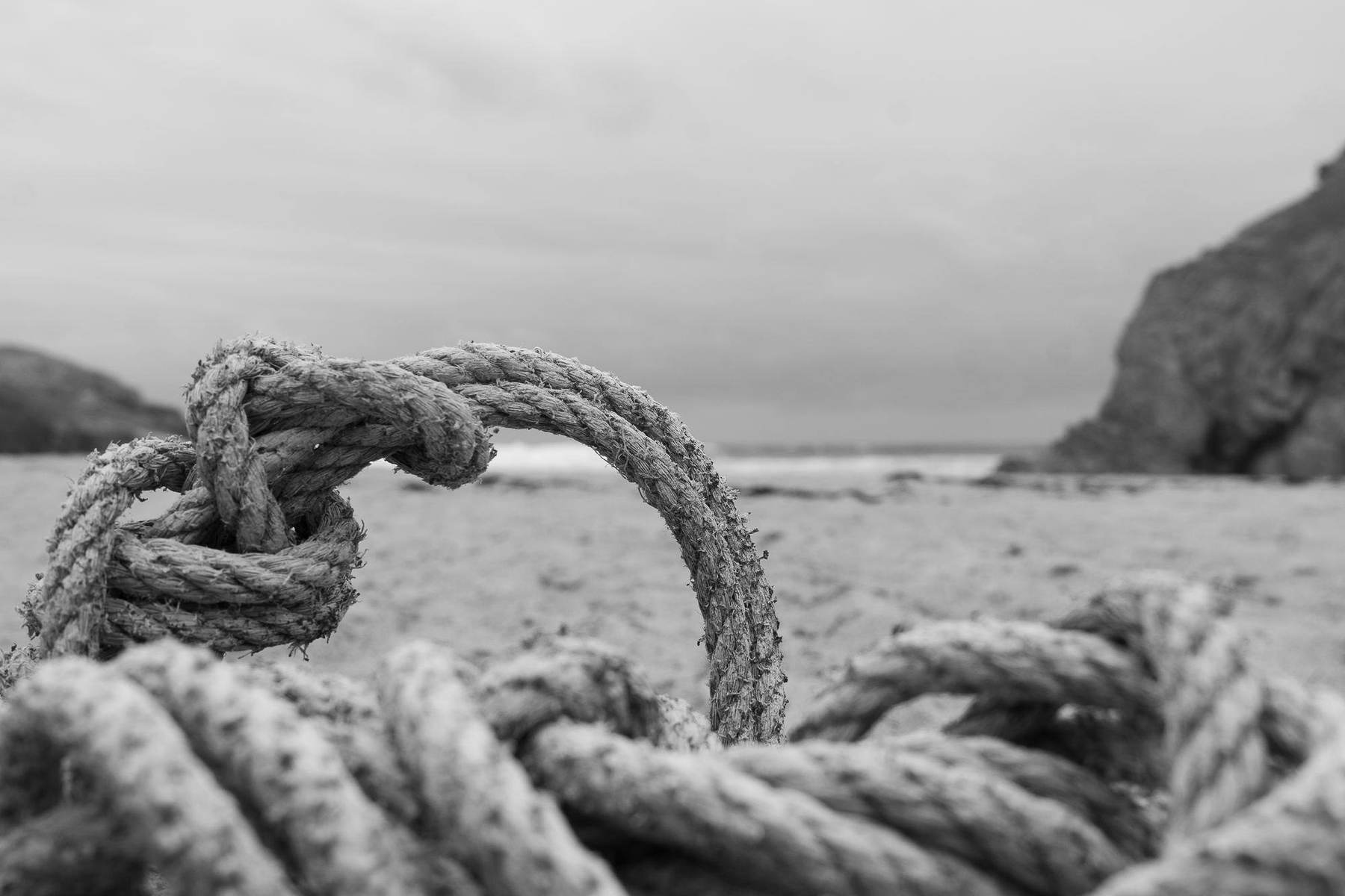 Verknotete Taue am Strand in Nahaufnahme