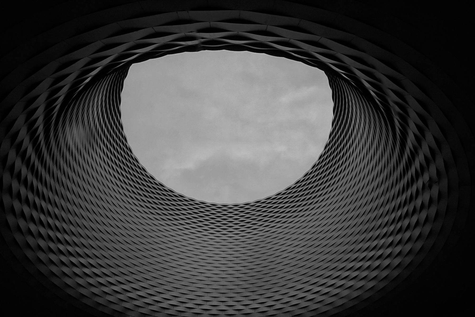 Spiralförmiges Glasdach von unten, abstrakte Architektur