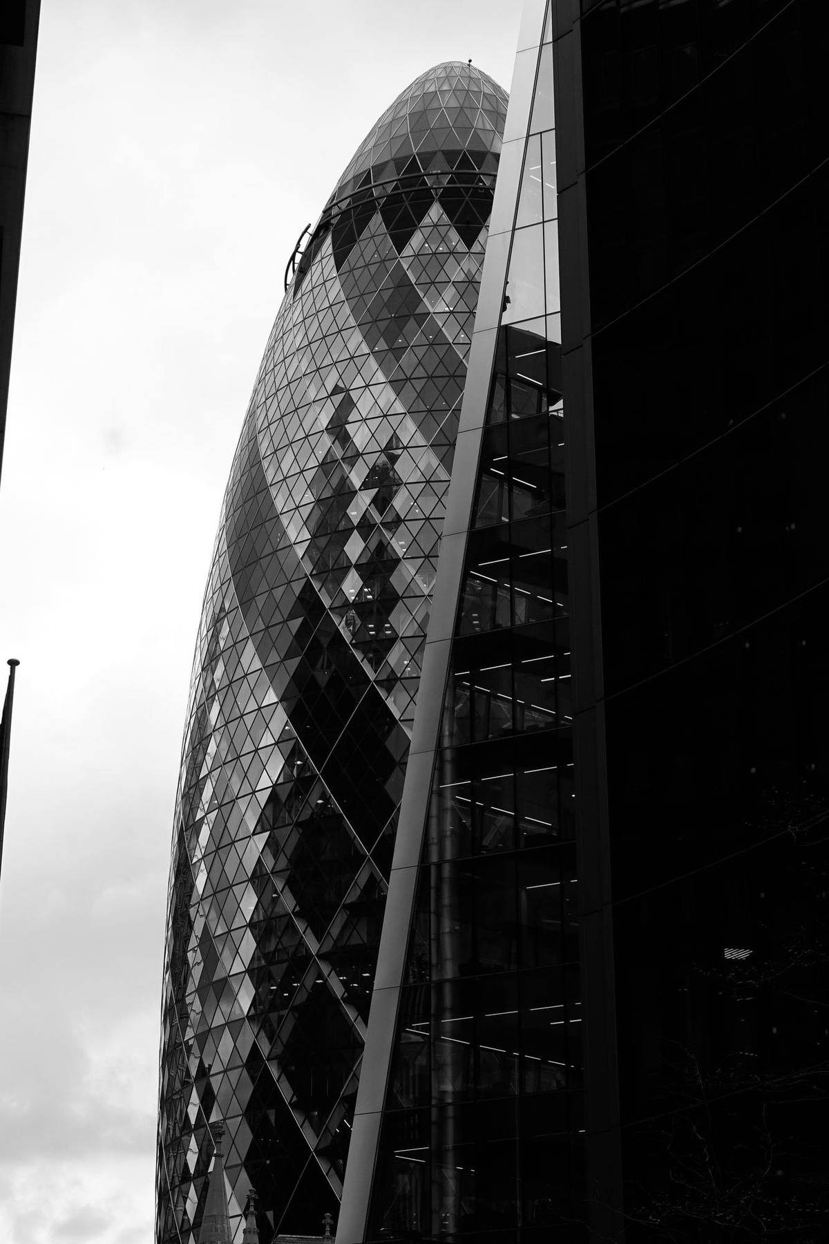 Der Gherkin in London von unten fotografiert