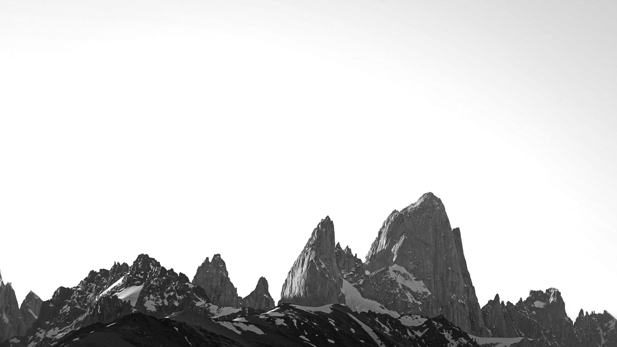 Schroffe Granitgipfel eines Bergmassivs in Schwarz-Weiß, vermutlich Patagonien
