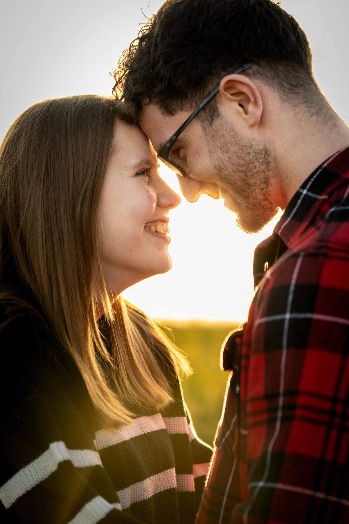 Fabian und Amelie Stirn an Stirn im goldenen Abendlicht