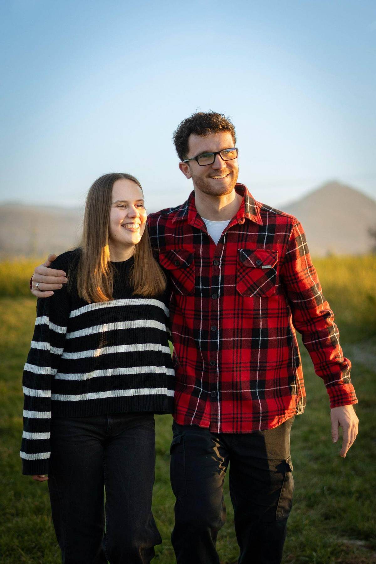 Amelie und Fabian Arm in Arm auf einer Wiese