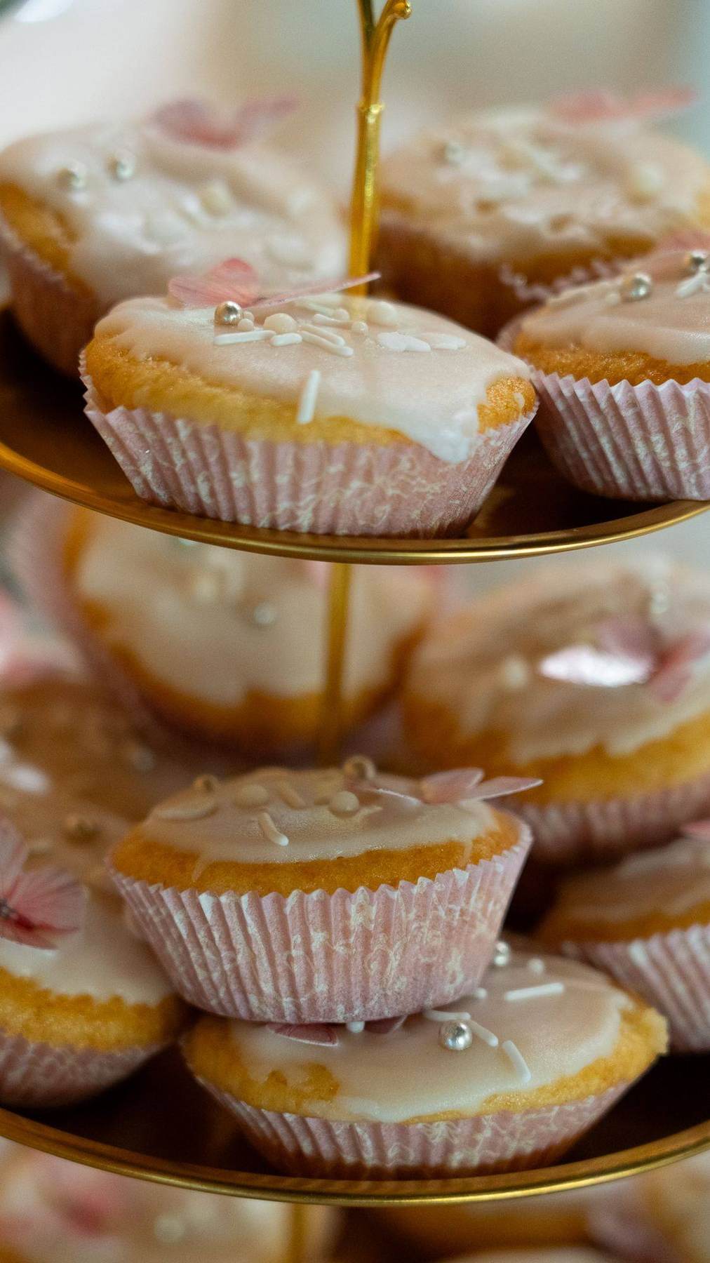 Kleine Hochzeitstorte in Cupcake-Form mit Zuckerperlen