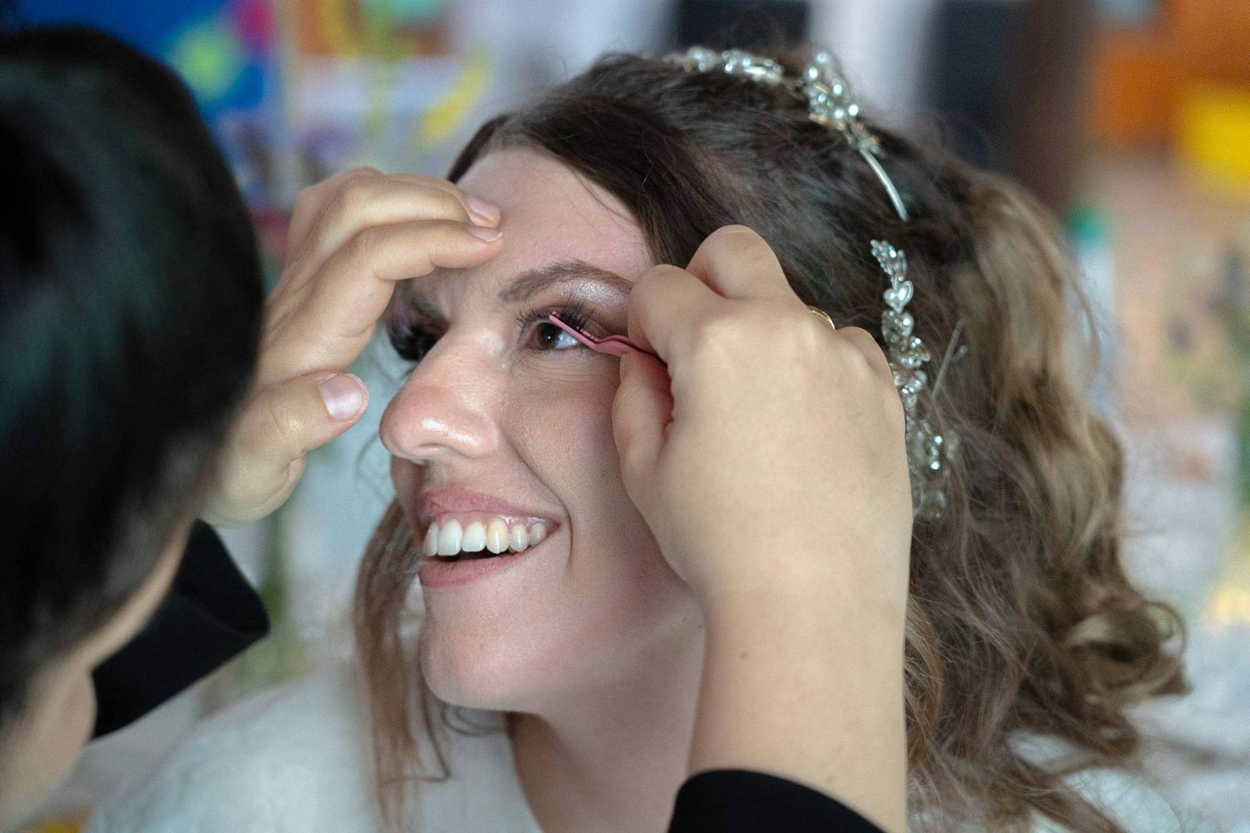 Make-up-Vorbereitung der Braut vor der Zeremonie