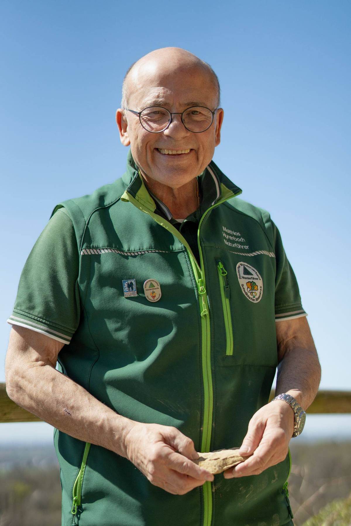 Matthias hält lachend seinen Fund in die Kamera