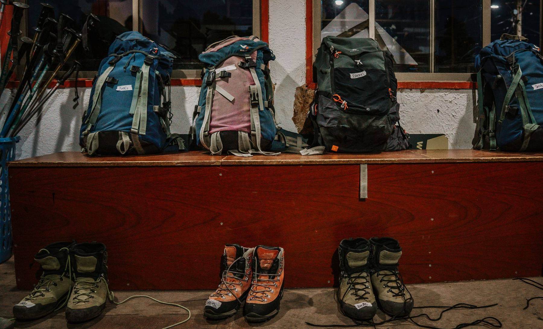 Rucksäcke und Bergstiefel bereit für den frühen Aufbruch zur Hütte