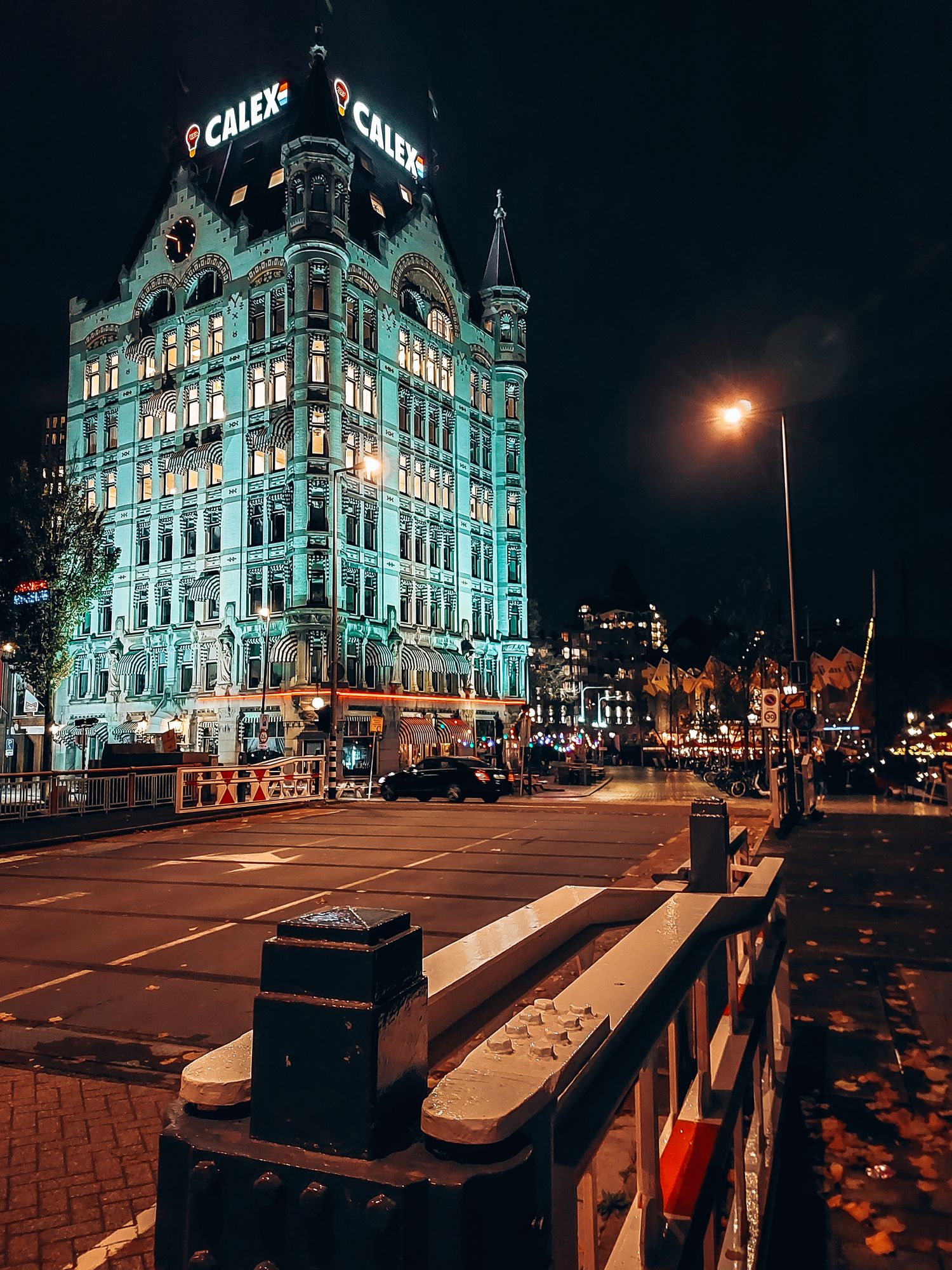 Das beleuchtete Witte Huis in Rotterdam bei Nacht