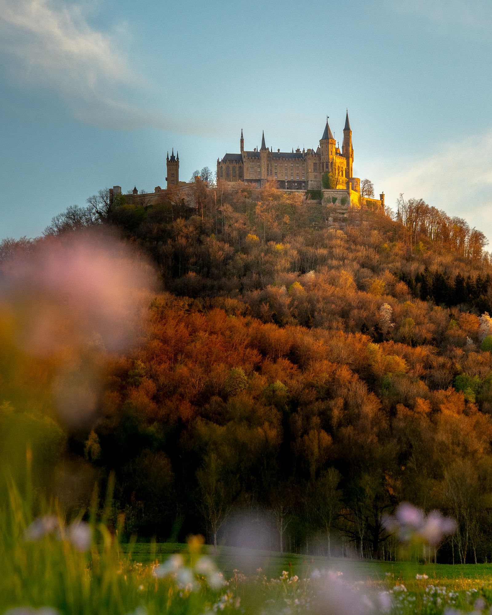 Burg Hohenzollern auf ihrem Hügel im Abendlicht