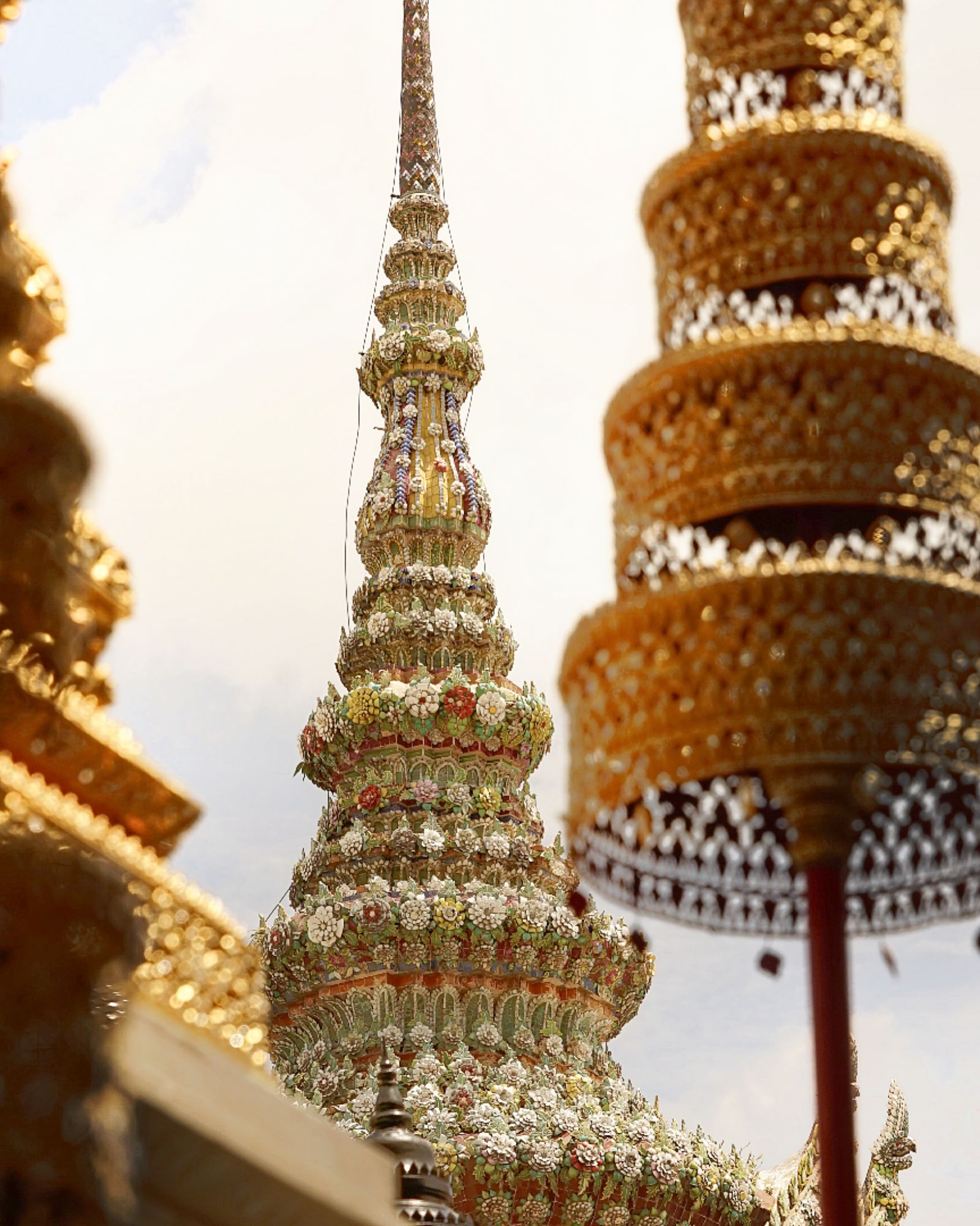 Vergoldete Turmspitzen des Wat Phra Kaeo in Bangkok