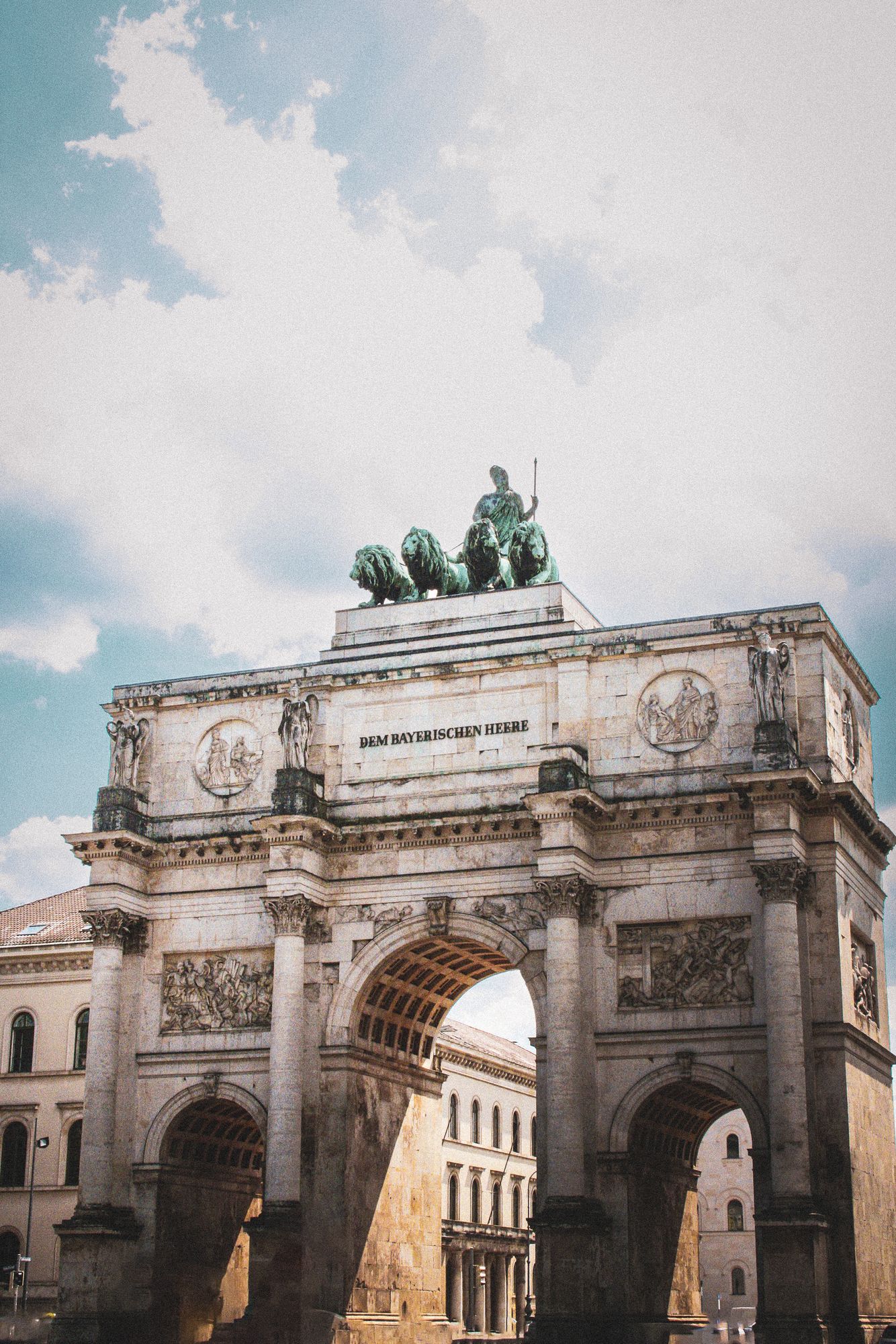 Das Siegestor in München vor bewölktem Himmel