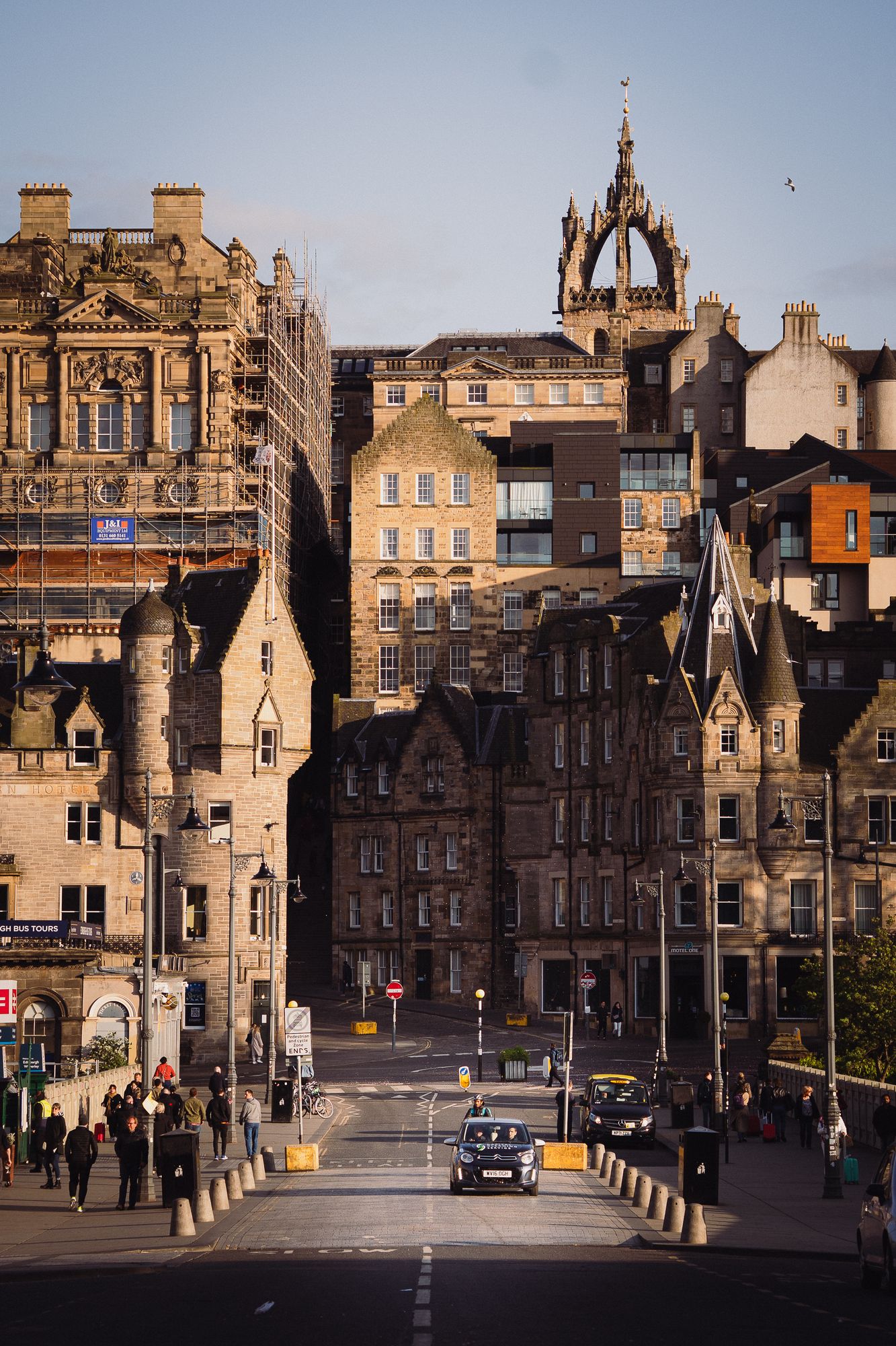 Altstadt von Edinburgh im Abendlicht mit dem Scott Monument im Hintergrund